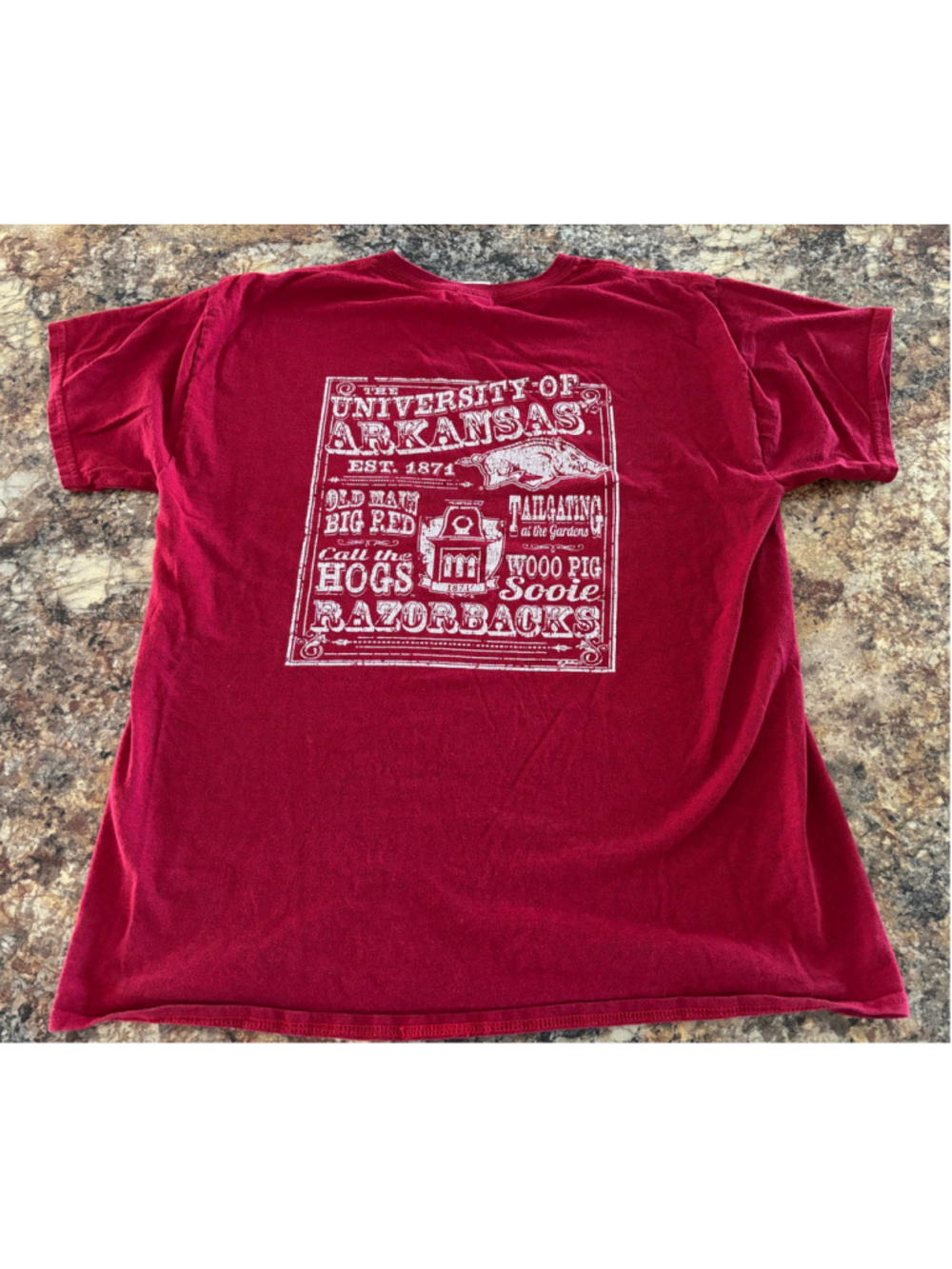 University of Arkansas Razorbacks Red Graphic T-Shirt Large Gildan Distressed